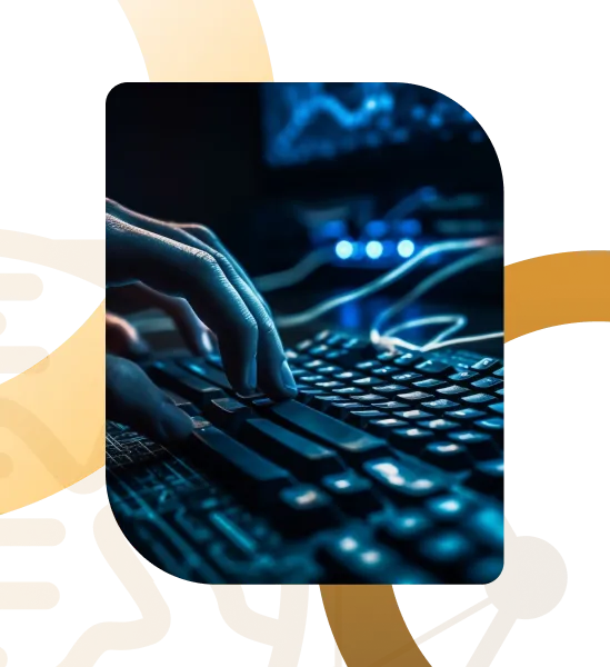 Mãos a escrever num portátil com visualizações de dados sobre o teclado